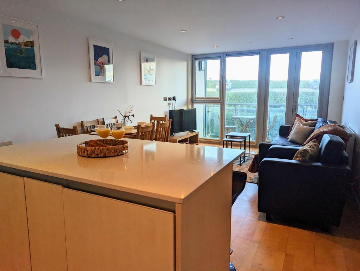 Apartment 100M From Fistral Beach- Underground Parking-Surf Shower & Locker- Sleeps 6 New Quay Εξωτερικό φωτογραφία