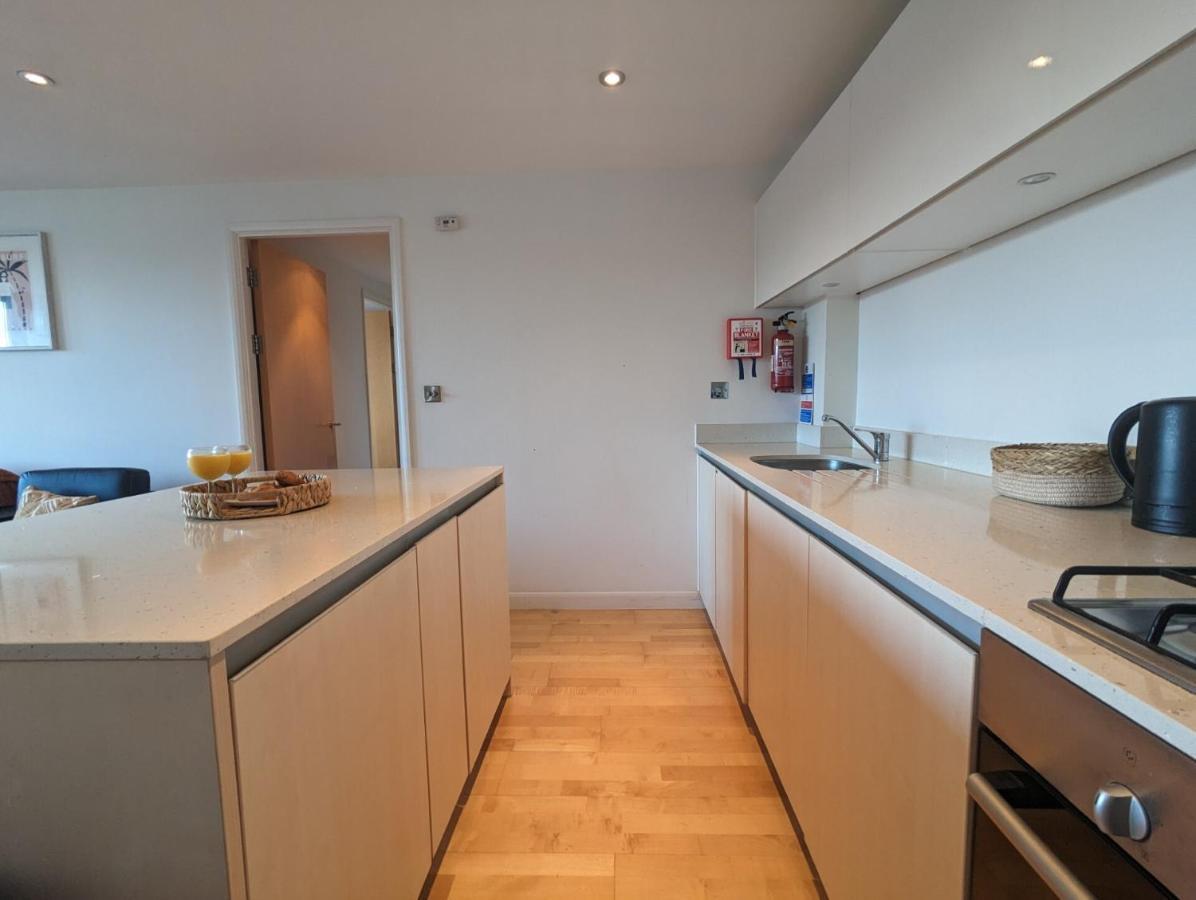 Apartment 100M From Fistral Beach- Underground Parking-Surf Shower & Locker- Sleeps 6 New Quay Εξωτερικό φωτογραφία
