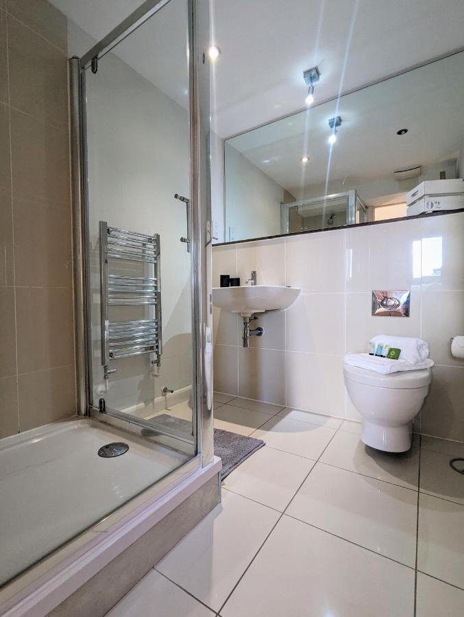 Apartment 100M From Fistral Beach- Underground Parking-Surf Shower & Locker- Sleeps 6 New Quay Εξωτερικό φωτογραφία