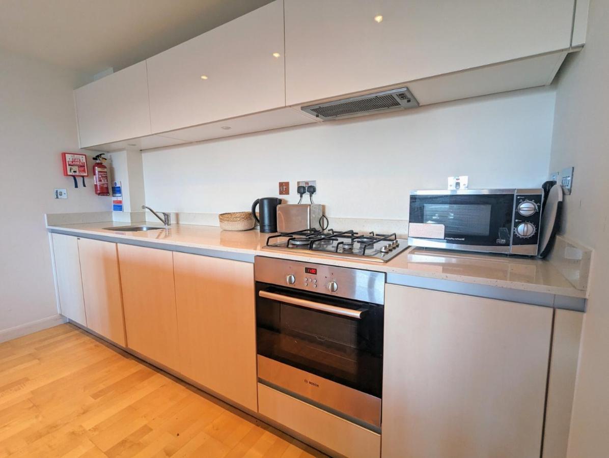 Apartment 100M From Fistral Beach- Underground Parking-Surf Shower & Locker- Sleeps 6 New Quay Εξωτερικό φωτογραφία