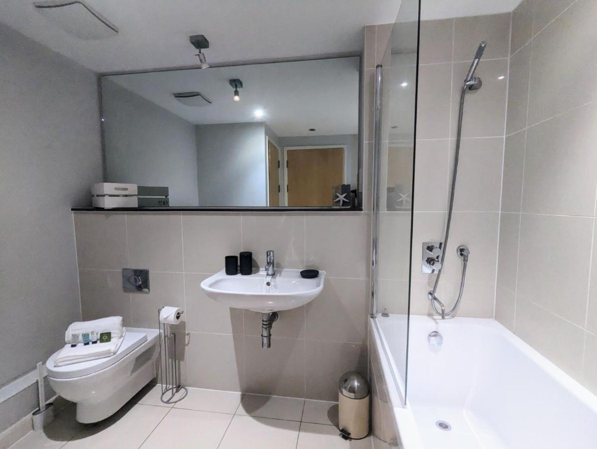 Apartment 100M From Fistral Beach- Underground Parking-Surf Shower & Locker- Sleeps 6 New Quay Εξωτερικό φωτογραφία