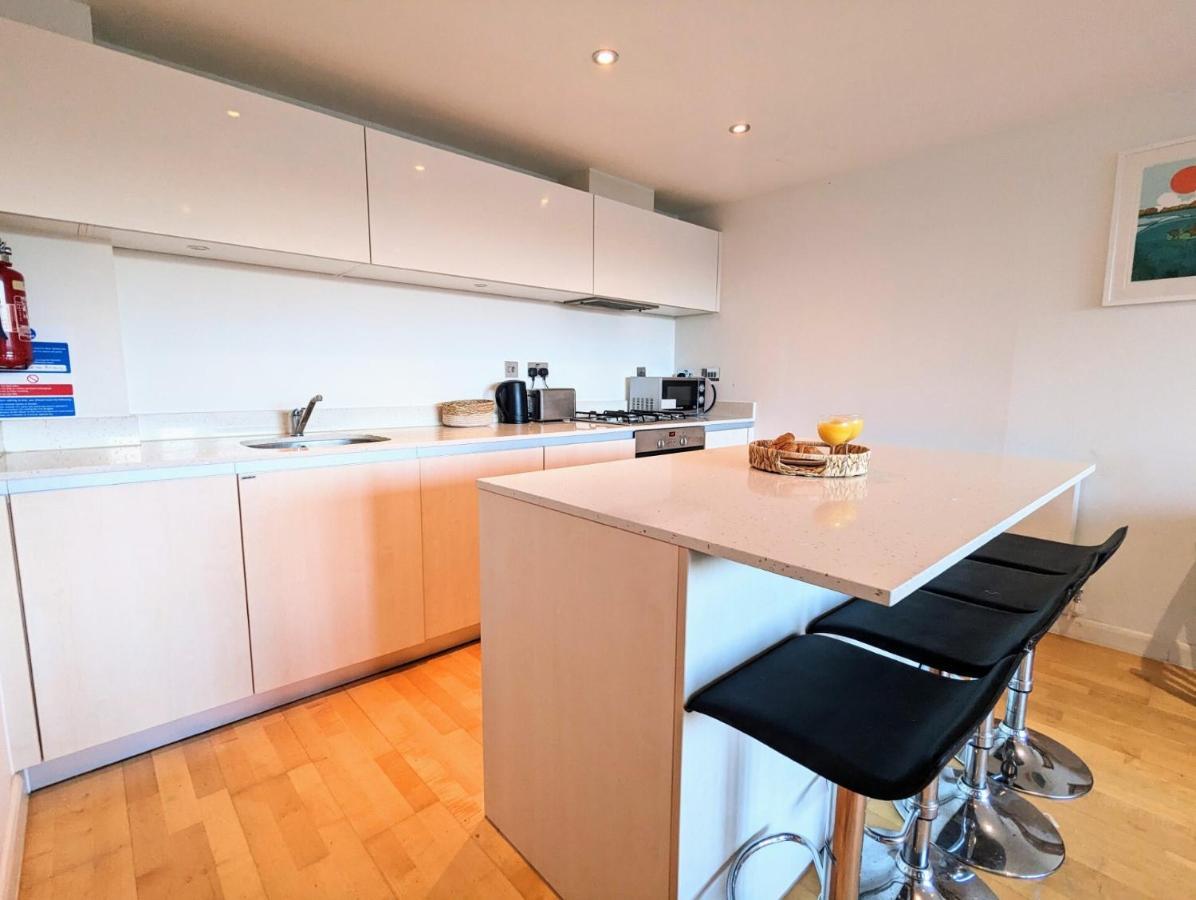 Apartment 100M From Fistral Beach- Underground Parking-Surf Shower & Locker- Sleeps 6 New Quay Εξωτερικό φωτογραφία